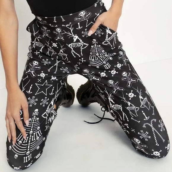 Blackmilk “JINGLE BONES CUFFED PANTS” Size Medium M NWT Xmas Holidays Creepmas - Picture 6 of 14